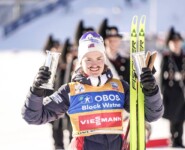 Gyda Westvold Hansen (NOR) mit dem Siegerpokal sowie dem King's Cup.