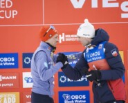 Eric Frenzel (GER) bekommt von Jarl Magnus Riiber (NOR) ein kleines Präsent.