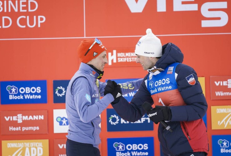 Eric Frenzel (GER) bekommt von Jarl Magnus Riiber (NOR) ein kleines Präsent.