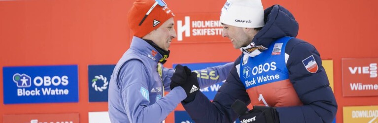 Eric Frenzel (GER) bekommt von Jarl Magnus Riiber (NOR) ein kleines Präsent.