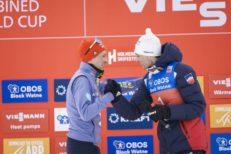 Eric Frenzel (GER) bekommt von Jarl Magnus Riiber (NOR) ein kleines Präsent.