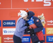 Eric Frenzel (GER) bekommt von Jarl Magnus Riiber (NOR) ein kleines Präsent.