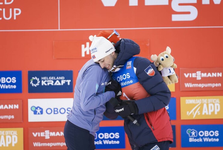 Eric Frenzel (GER) bekommt von Jarl Magnus Riiber (NOR) ein kleines Präsent.