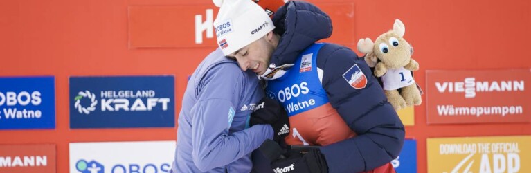 Eric Frenzel (GER) bekommt von Jarl Magnus Riiber (NOR) ein kleines Präsent.