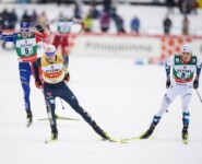 Vinzenz Geiger (GER) und Jarl Magnus Riiber (NOR) (l-r) gehen in die Schlussrunde.