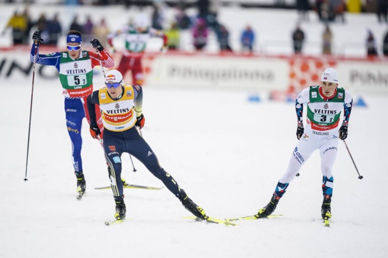 Vinzenz Geiger (GER) und Jarl Magnus Riiber (NOR) (l-r) gehen in die Schlussrunde.