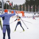 Vinzenz Geiger (GER) wird im Ziel von Julian Schmid empfangen.