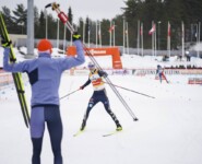Vinzenz Geiger (GER) wird im Ziel von Julian Schmid empfangen.