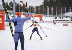 Vinzenz Geiger (GER) wird im Ziel von Julian Schmid empfangen.