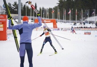 Vinzenz Geiger (GER) wird im Ziel von Julian Schmid empfangen.