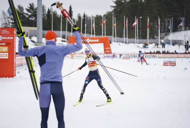 Vinzenz Geiger (GER) wird im Ziel von Julian Schmid empfangen.