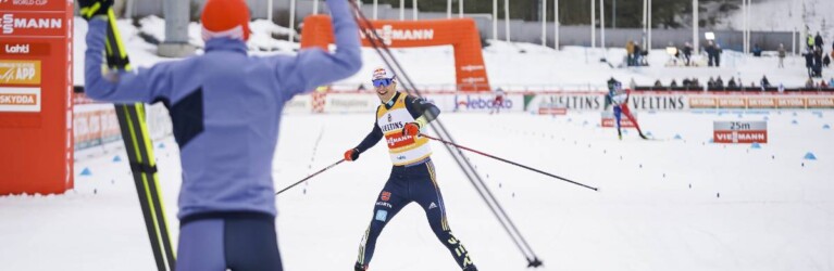 Vinzenz Geiger (GER) wird im Ziel von Julian Schmid empfangen.