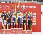 Das Podium des Team Sprints: Jarl Magnus Riiber (NOR), Joergen Graabak (NOR), Julian Schmid (GER), Vinzenz Geiger (GER), Laurent Muhlethaler (FRA), Matteo Baud (FRA), (l-r)