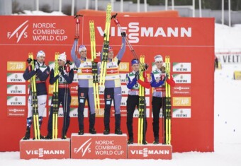 Das Podium des Team Sprints: Jarl Magnus Riiber (NOR), Joergen Graabak (NOR), Julian Schmid (GER), Vinzenz Geiger (GER), Laurent Muhlethaler (FRA), Matteo Baud (FRA), (l-r)