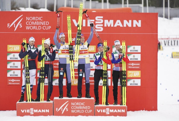 Das Podium des Team Sprints: Jarl Magnus Riiber (NOR), Joergen Graabak (NOR), Julian Schmid (GER), Vinzenz Geiger (GER), Laurent Muhlethaler (FRA), Matteo Baud (FRA), (l-r)
