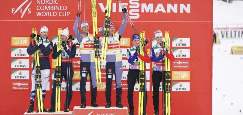 Das Podium des Team Sprints: Jarl Magnus Riiber (NOR), Joergen Graabak (NOR), Julian Schmid (GER), Vinzenz Geiger (GER), Laurent Muhlethaler (FRA), Matteo Baud (FRA), (l-r)