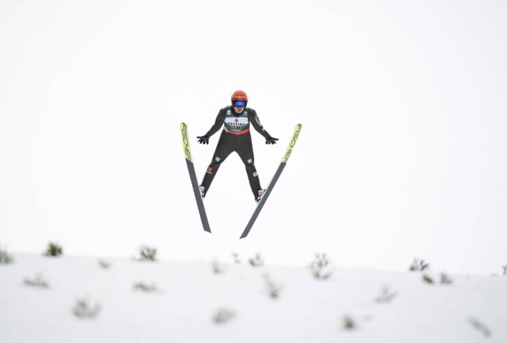 Julian Schmid (GER) landete beim Springen zu weit hinten.