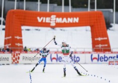Jarl Magnus Riiber (NOR) gewinnt vor Kristjan Ilves (EST).