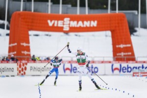 Jarl Magnus Riiber (NOR) gewinnt vor Kristjan Ilves (EST).