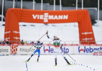 Jarl Magnus Riiber (NOR) gewinnt vor Kristjan Ilves (EST).