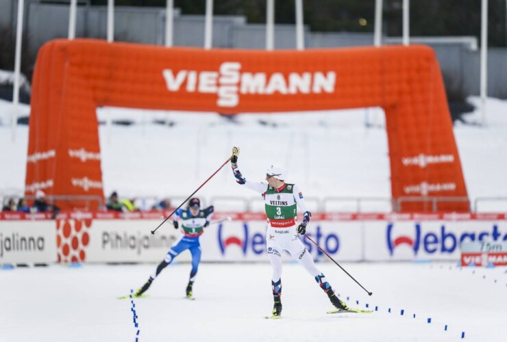 Jarl Magnus Riiber (NOR) gewinnt vor Kristjan Ilves (EST).