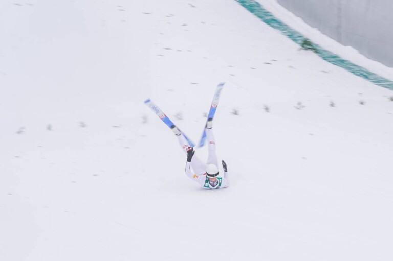 Lukas Greiderer (AUT) stürzte, blieb aber unverletzt.