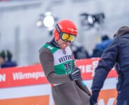 Johannes Rydzek (GER) freut sich über seinen Sprung.