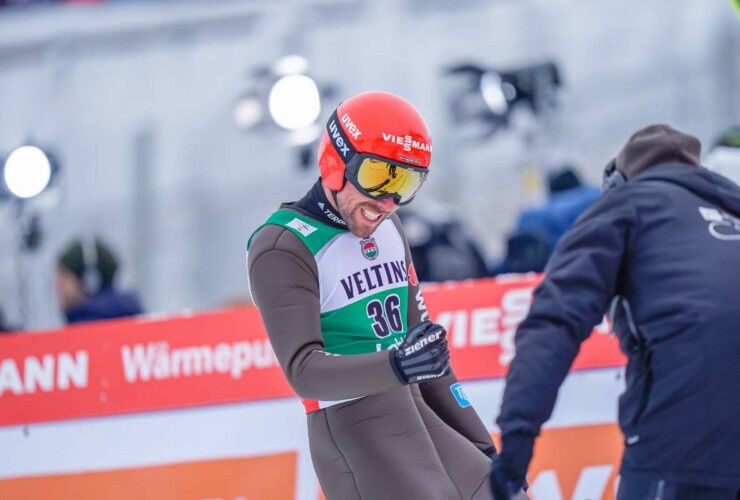 Johannes Rydzek (GER) freut sich über seinen Sprung.