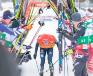 Eric Frenzel (GER) wird von den Kollegen verabschiedet.