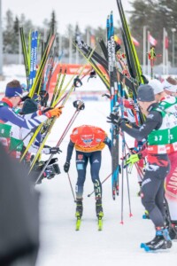 Eric Frenzel (GER) wird von den Kollegen verabschiedet.