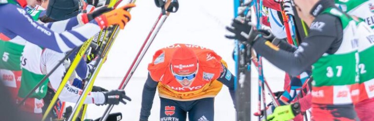 Eric Frenzel (GER) wird von den Kollegen verabschiedet.