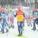 Eric Frenzel (GER) wird von den Kollegen verabschiedet.