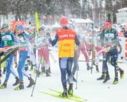 Eric Frenzel (GER) wird von den Kollegen verabschiedet.