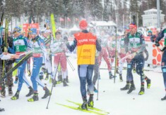 Eric Frenzel (GER) wird von den Kollegen verabschiedet.