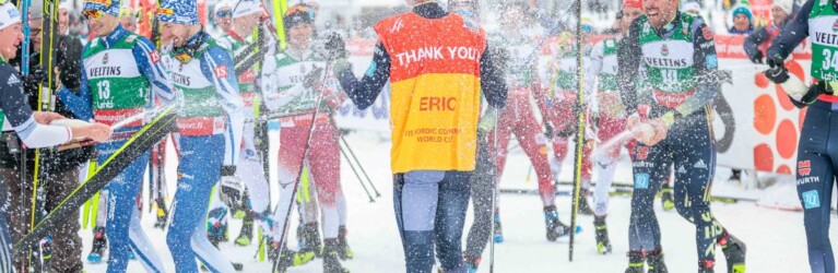 Eric Frenzel (GER) wird von den Kollegen verabschiedet.