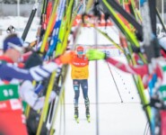 Eric Frenzel (GER) wird von den Kollegen verabschiedet.