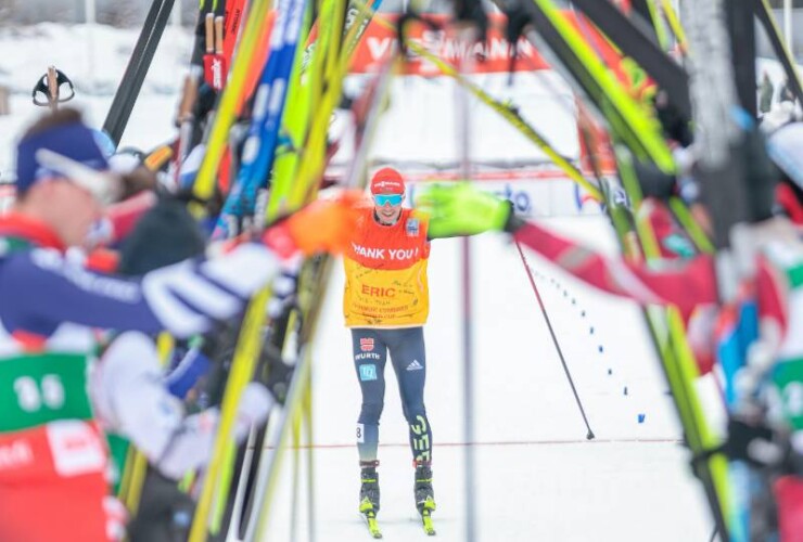 Eric Frenzel (GER) wird von den Kollegen verabschiedet.