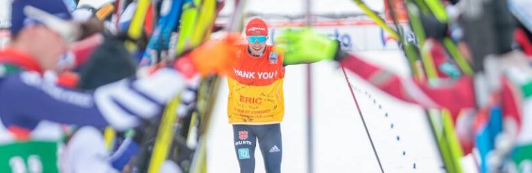 Eric Frenzel (GER) wird von den Kollegen verabschiedet.