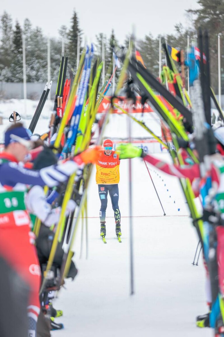 Eric Frenzel (GER) wird von den Kollegen verabschiedet.