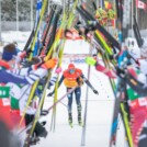 Eric Frenzel (GER) wird von den Kollegen verabschiedet.