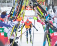 Eric Frenzel (GER) wird von den Kollegen verabschiedet.
