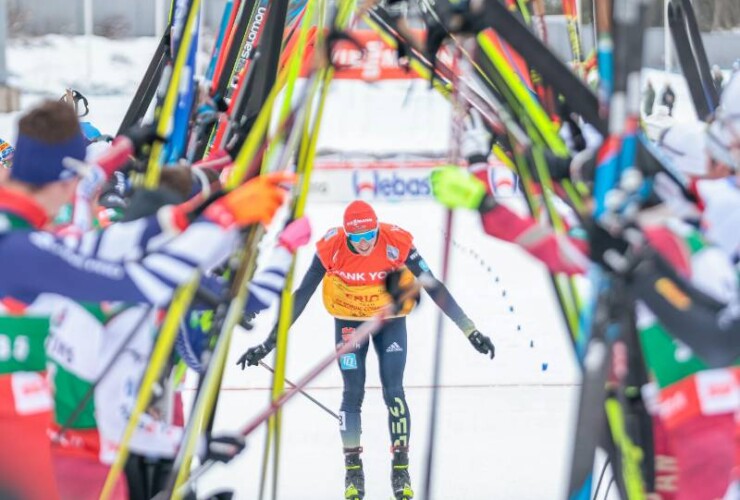 Eric Frenzel (GER) wird von den Kollegen verabschiedet.