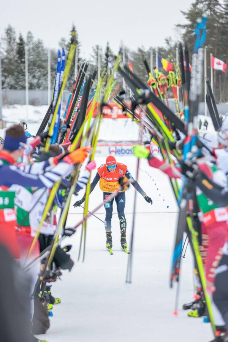 Eric Frenzel (GER) wird von den Kollegen verabschiedet.