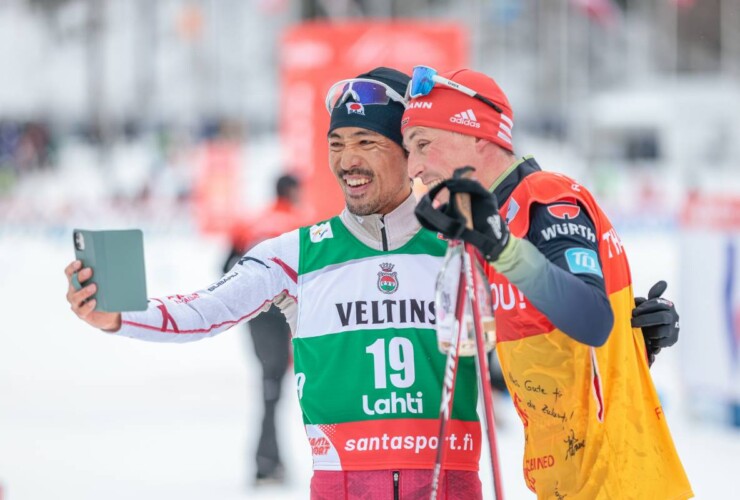 Yoshito Watabe (JPN) mit Abschiedsselfie mit Eric Frenzel (GER).