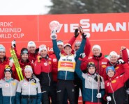 Johannes Lamparter (AUT) feiert mit dem österreichischen Team den Gewinn des Gesamtweltcups.