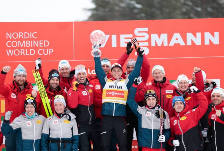 Johannes Lamparter (AUT) feiert mit dem österreichischen Team den Gewinn des Gesamtweltcups.