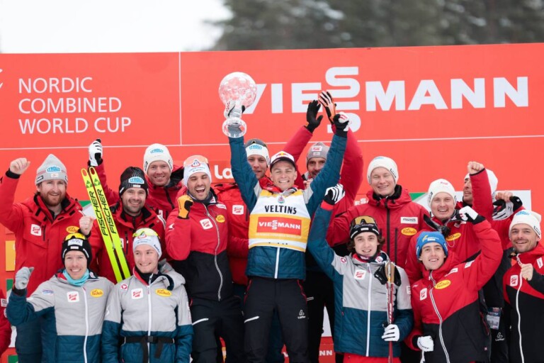 Johannes Lamparter (AUT) feiert mit dem österreichischen Team den Gewinn des Gesamtweltcups.