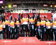 Das deutsche Team gewinnt den Nationencup und verabschiedet Hermann Weinbuch und Eric Frenzel. Johannes Rydzek (GER), Jakob Lange (GER), Julian Schmid (GER), Manuel Faisst (GER), Vinzenz Geiger (GER), Terence Weber (GER), Eric Frenzel (GER), (l-r)