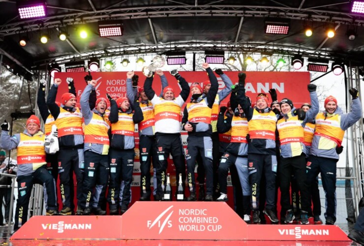 Das deutsche Team gewinnt den Nationencup und verabschiedet Hermann Weinbuch und Eric Frenzel. Johannes Rydzek (GER), Jakob Lange (GER), Julian Schmid (GER), Manuel Faisst (GER), Vinzenz Geiger (GER), Terence Weber (GER), Eric Frenzel (GER), (l-r)