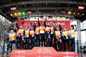 Das deutsche Team gewinnt den Nationencup und verabschiedet Hermann Weinbuch und Eric Frenzel. Johannes Rydzek (GER), Jakob Lange (GER), Julian Schmid (GER), Manuel Faisst (GER), Vinzenz Geiger (GER), Terence Weber (GER), Eric Frenzel (GER), (l-r)